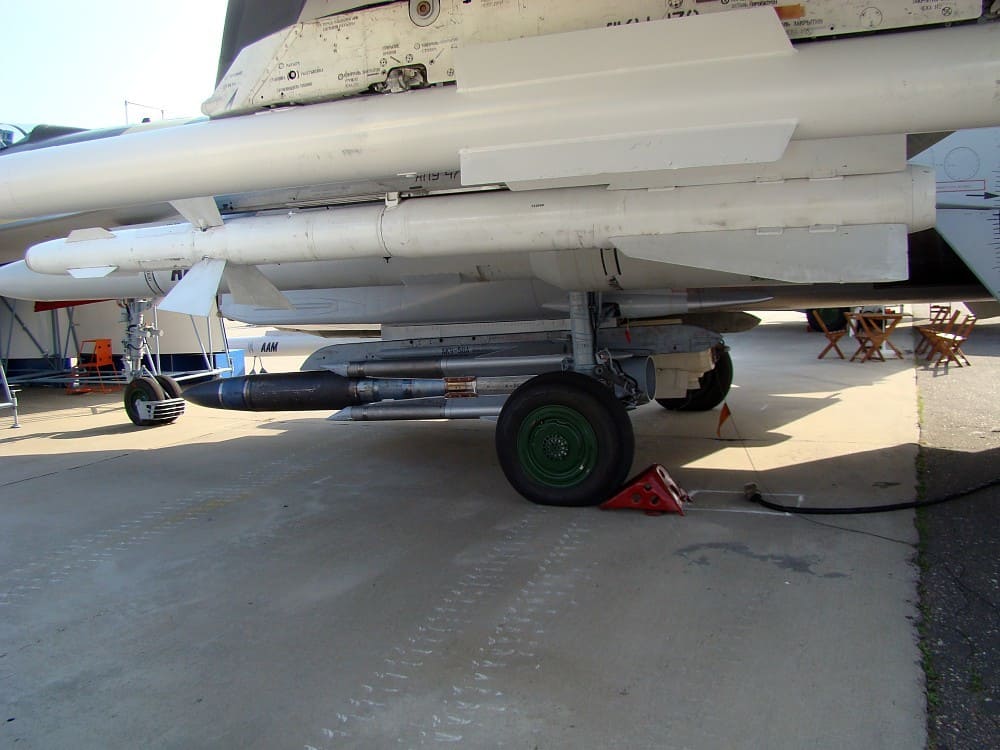 самолет Су‑35С на испытаниях с весогабаритными макетами ракет